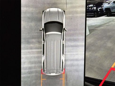 Used 2024 GMC Yukon SLT w/ SLT Luxury Package image 28