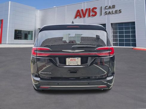 Used 2025 Chrysler Pacifica Select image 7