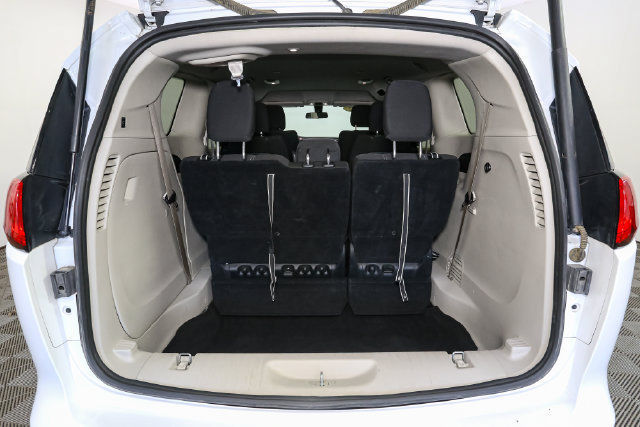 Used 2022 Chrysler Voyager LX FWD image 10