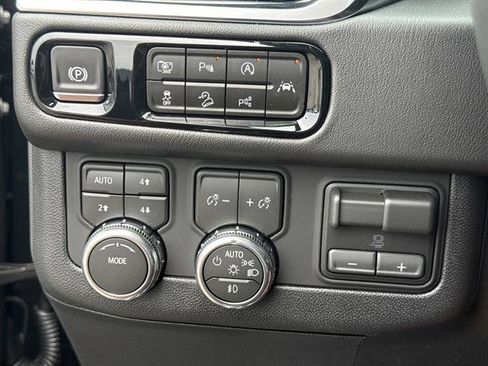 New 2026 GMC Yukon Denali w/ Denali Reserve Package AWD/4WD image 31