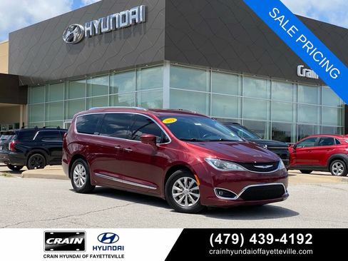Used 2019 Chrysler Pacifica Touring-L FWD image 1