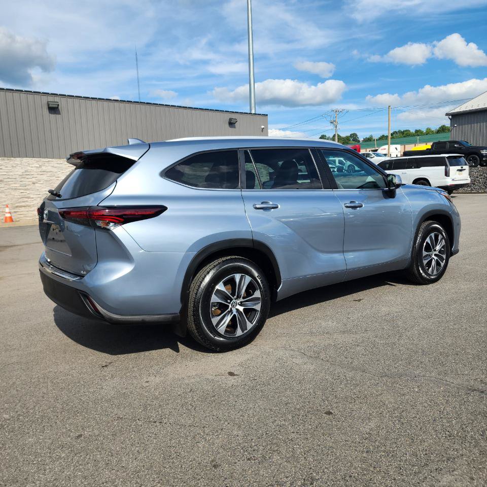 Used 2024 Toyota Highlander XLE FWD image 4
