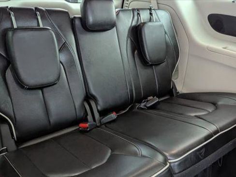 Used 2023 Chrysler Pacifica Limited FWD image 19