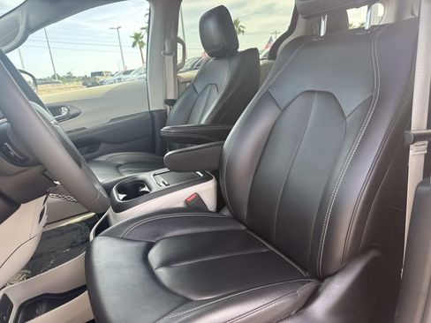 Used 2024 Chrysler Pacifica Touring-L FWD image 17