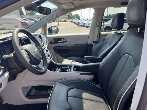 Used 2023 Chrysler Pacifica Limited w/ Uconnect Theater Family Group FWD image 15