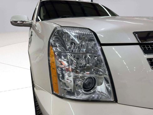 Used 2012 Cadillac Escalade Luxury AWD/4WD image 16