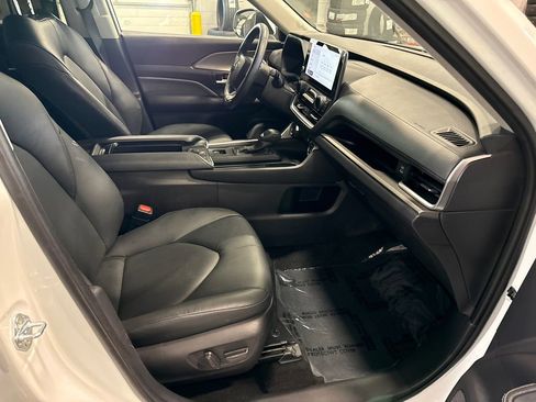 Used 2025 Toyota Grand Highlander AWD image 18