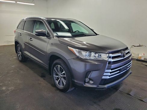 Used 2018 Toyota Highlander XLE AWD/4WD image 3