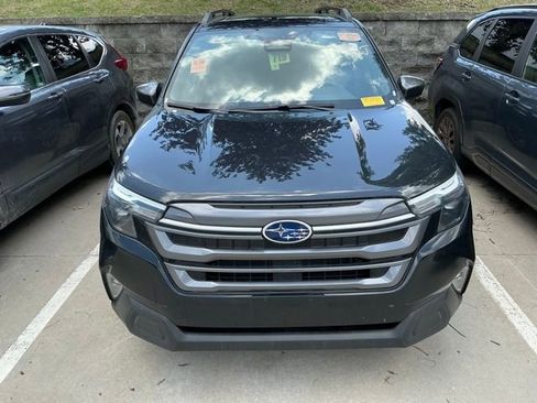 Used 2025 Subaru Forester Premium AWD/4WD image 2