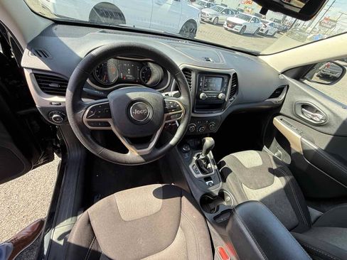 Used 2018 Jeep Cherokee Latitude AWD/4WD image 5