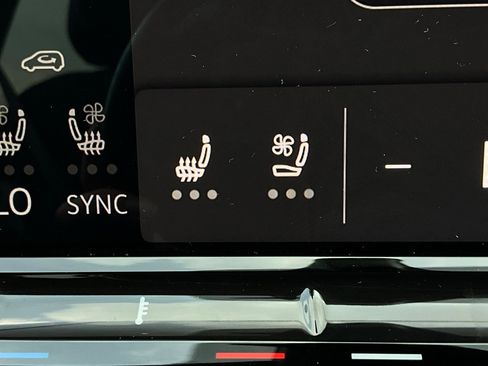 Used 2025 Volkswagen Atlas SE image 31