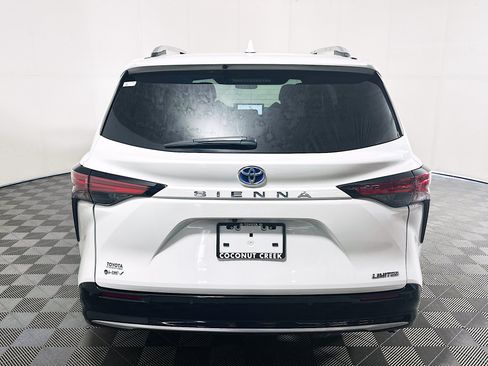 Used 2025 Toyota Sienna Limited FWD image 4