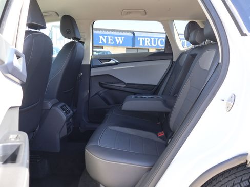 Used 2024 Volkswagen Taos SE image 30