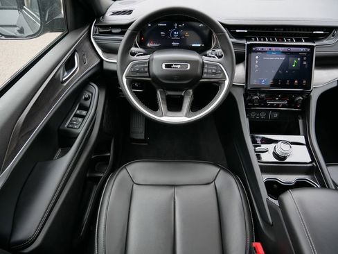 Certified 2024 Jeep Grand Cherokee Limited w/ Black Appearance Package image 24