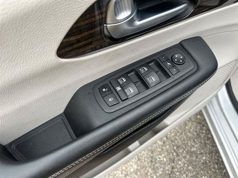 Used 2024 Chrysler Pacifica Limited FWD image 15