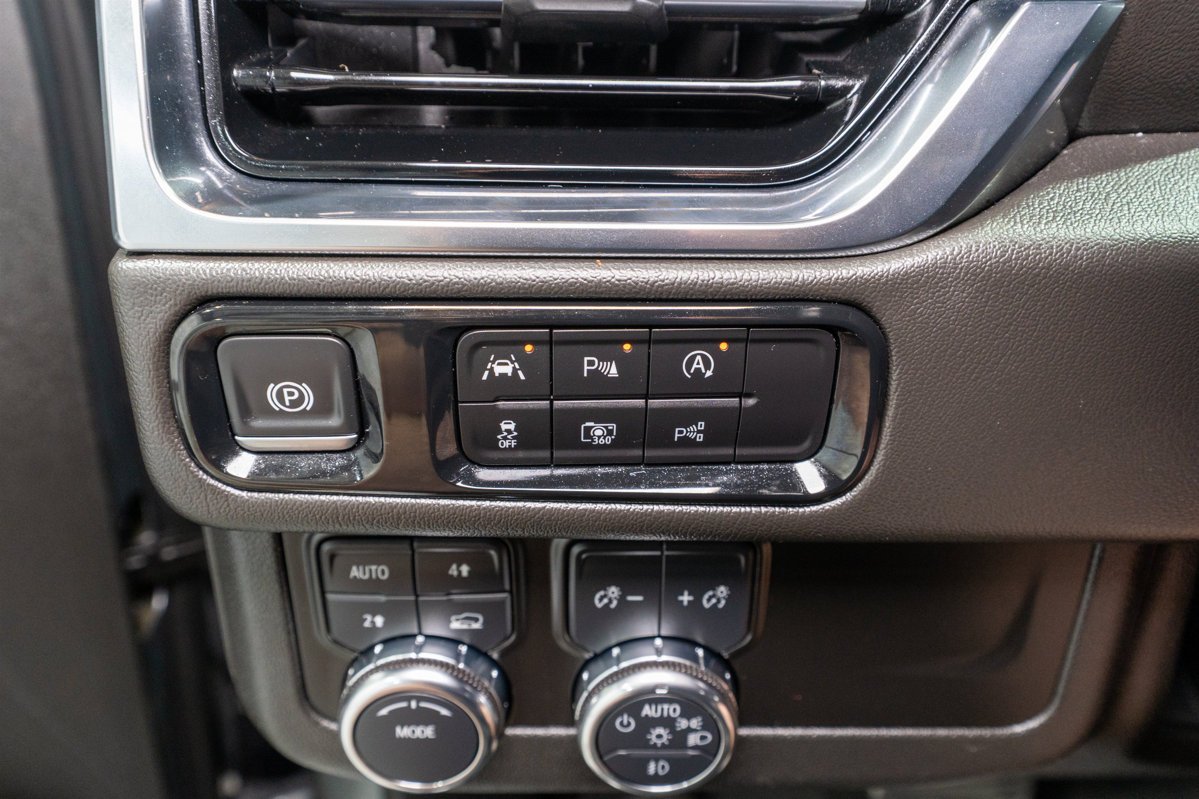 Used 2025 GMC Yukon XL Denali AWD/4WD image 28