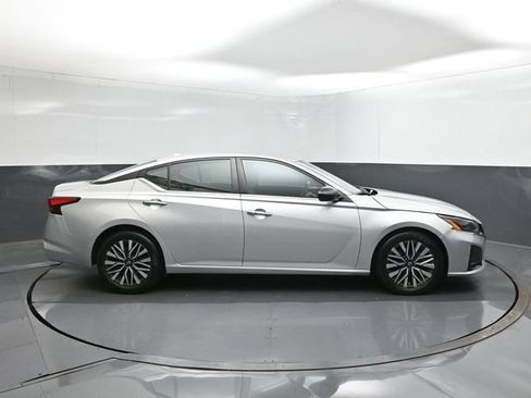 Used 2024 Nissan Altima 2.5 SV FWD image 11