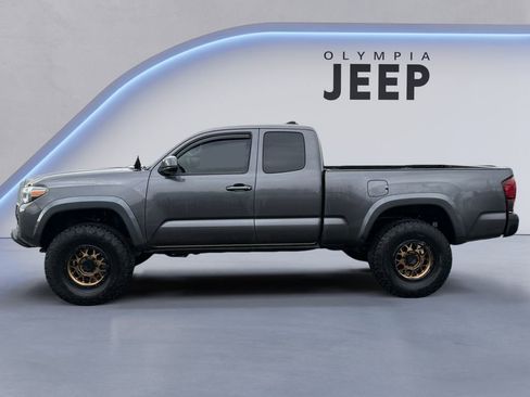 Used 2017 Toyota Tacoma SR5 w/ Tow Package image 2