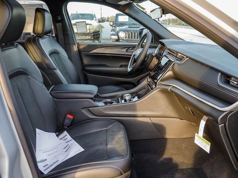 New 2025 Jeep Grand Cherokee Altitude image 18