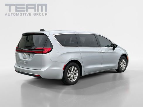 Used 2024 Chrysler Pacifica Touring-L image 5