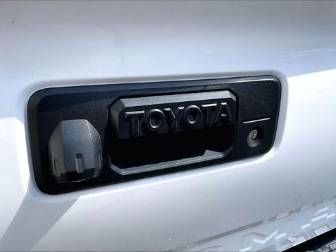 Used 2021 Toyota Tacoma SR5 AWD/4WD image 31