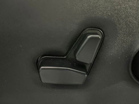 Used 2023 Chrysler Pacifica Touring-L FWD image 5