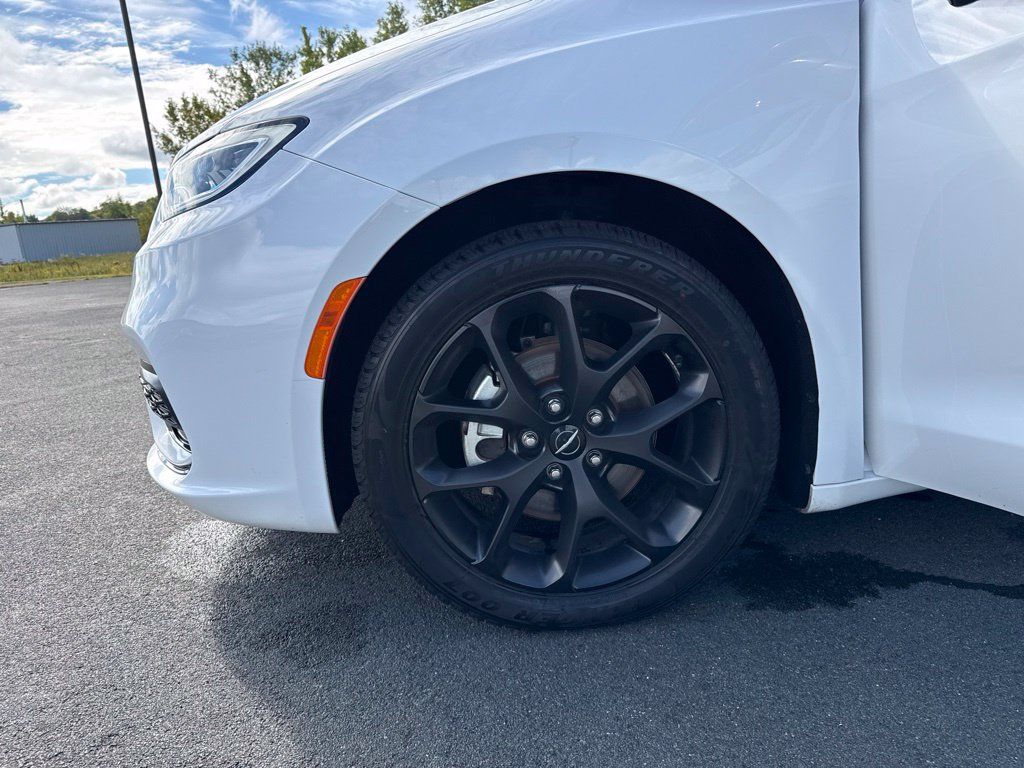 Used 2025 Chrysler Pacifica Limited FWD image 42