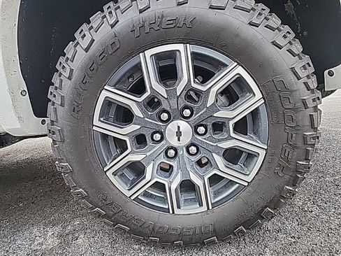 Used 2024 Chevrolet Colorado Z71 w/ Z71 Convenience Package 2 image 11