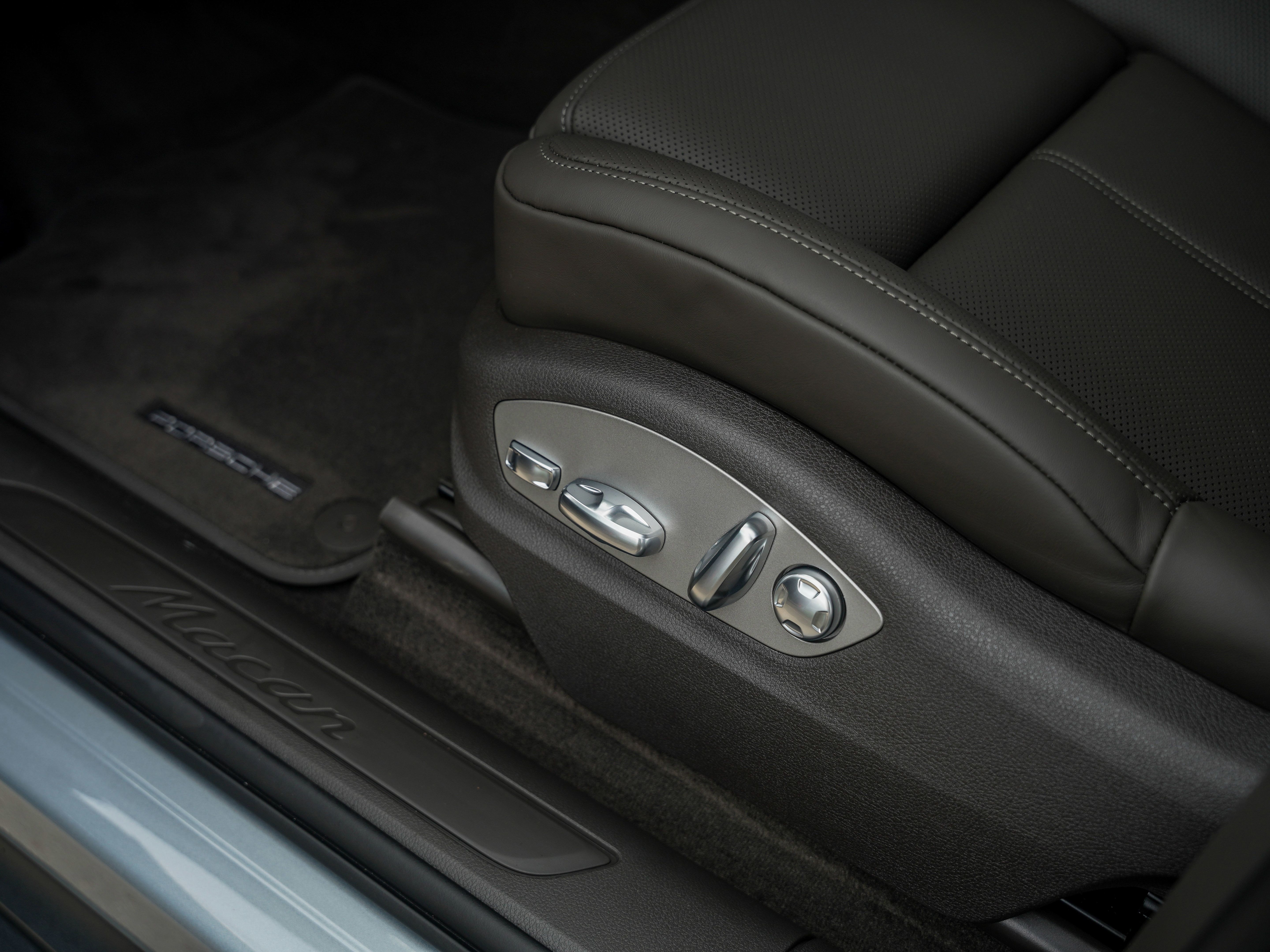 Certified 2026 Porsche Macan AWD/4WD image 17