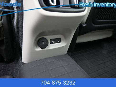 Used 2025 Volvo XC40 B5 Plus AWD/4WD image 13