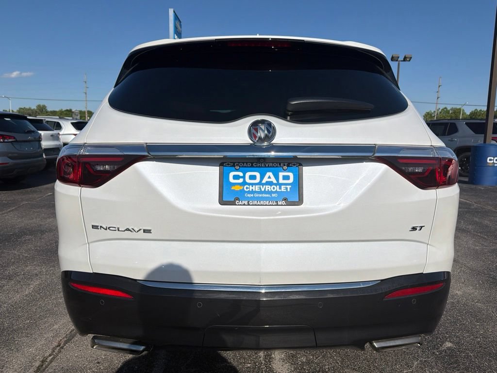 Used 2023 Buick Enclave Essence w/ Sport Touring Edition FWD image 4