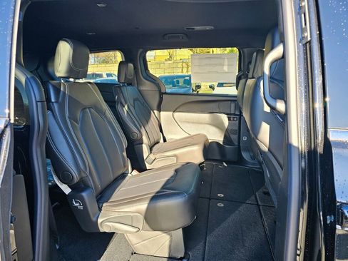 New 2026 Chrysler Pacifica Select image 13
