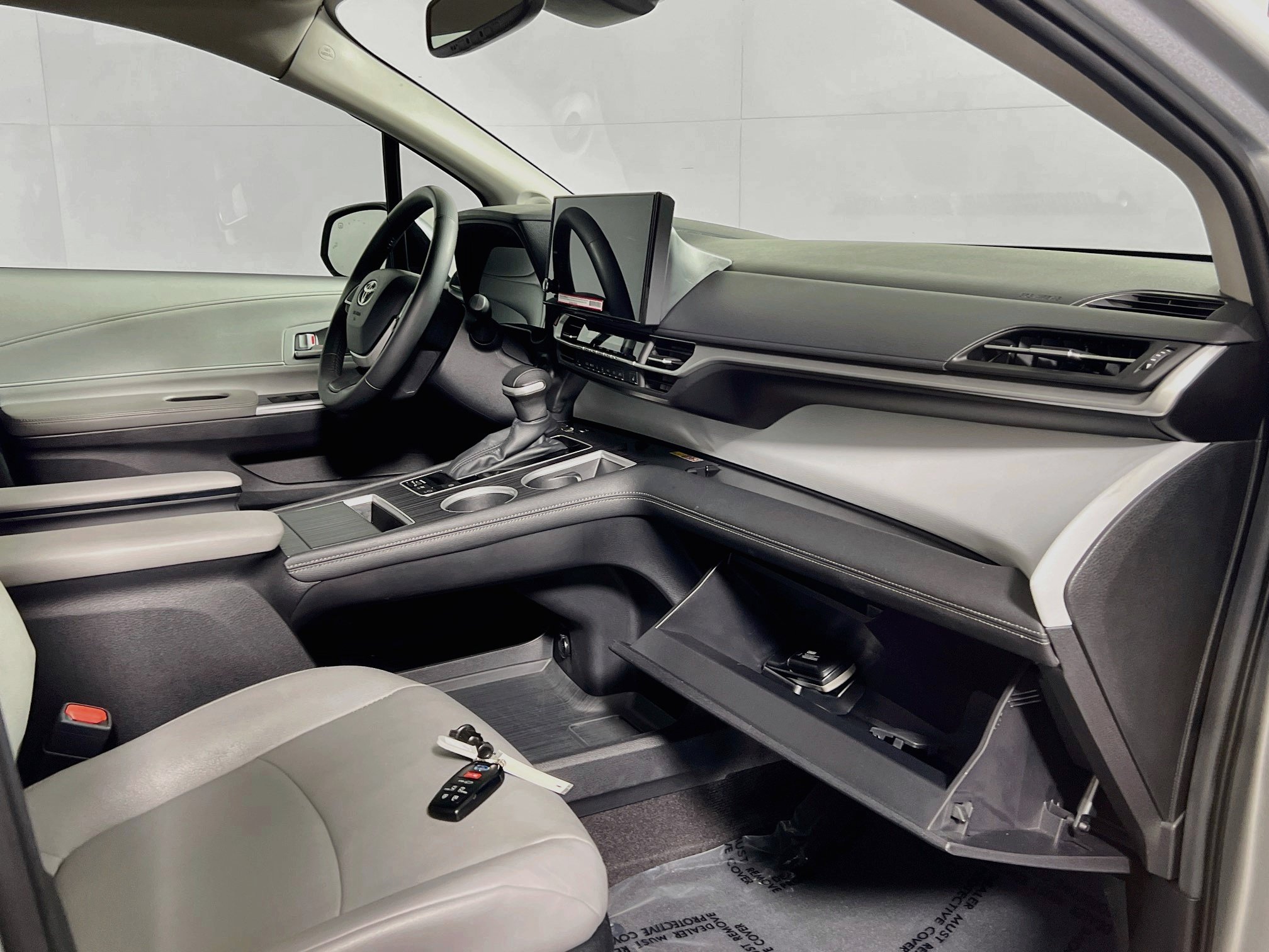 Used 2025 Toyota Sienna XLE w/ XLE Plus Package FWD image 34