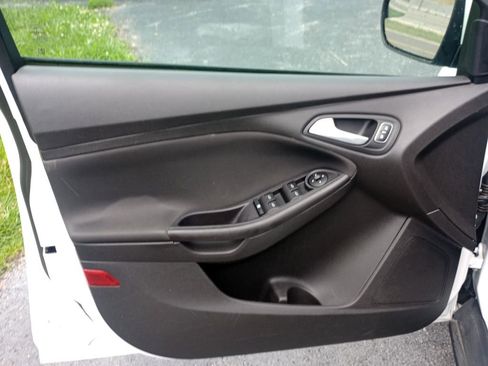 Used 2018 Ford Focus SE w/ SE Appearance Package FWD image 11