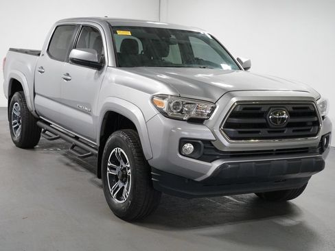 Used 2018 Toyota Tacoma SR5 AWD/4WD image 3