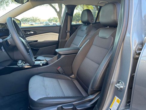 Used 2025 Chevrolet Trax LT image 21