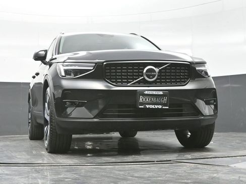 Used 2025 Volvo XC40 B5 Plus image 16