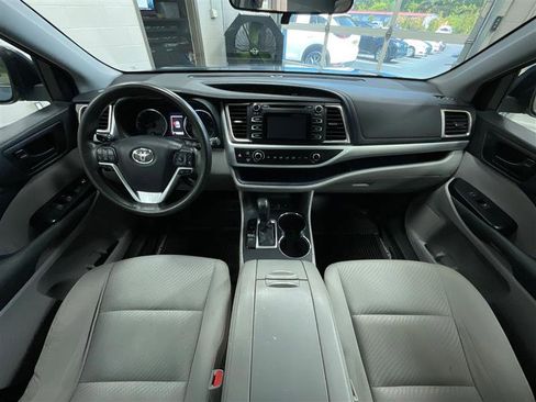 Used 2019 Toyota Highlander LE image 19