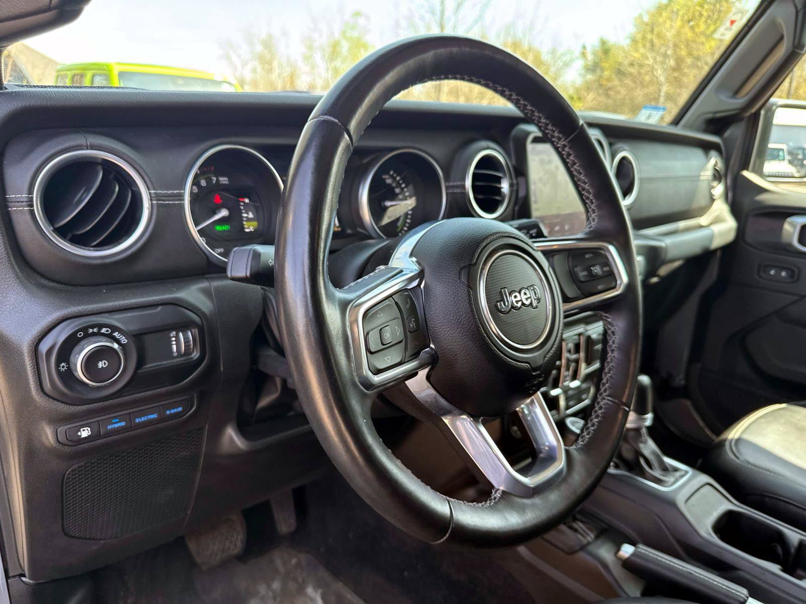 Used 2023 Jeep Wrangler Unlimited Sahara w/ Cold Weather Group AWD/4WD image 8