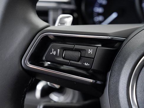 Used 2025 Porsche Macan image 14