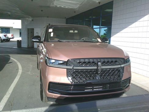 Used 2025 Lincoln Navigator Black Label image 2