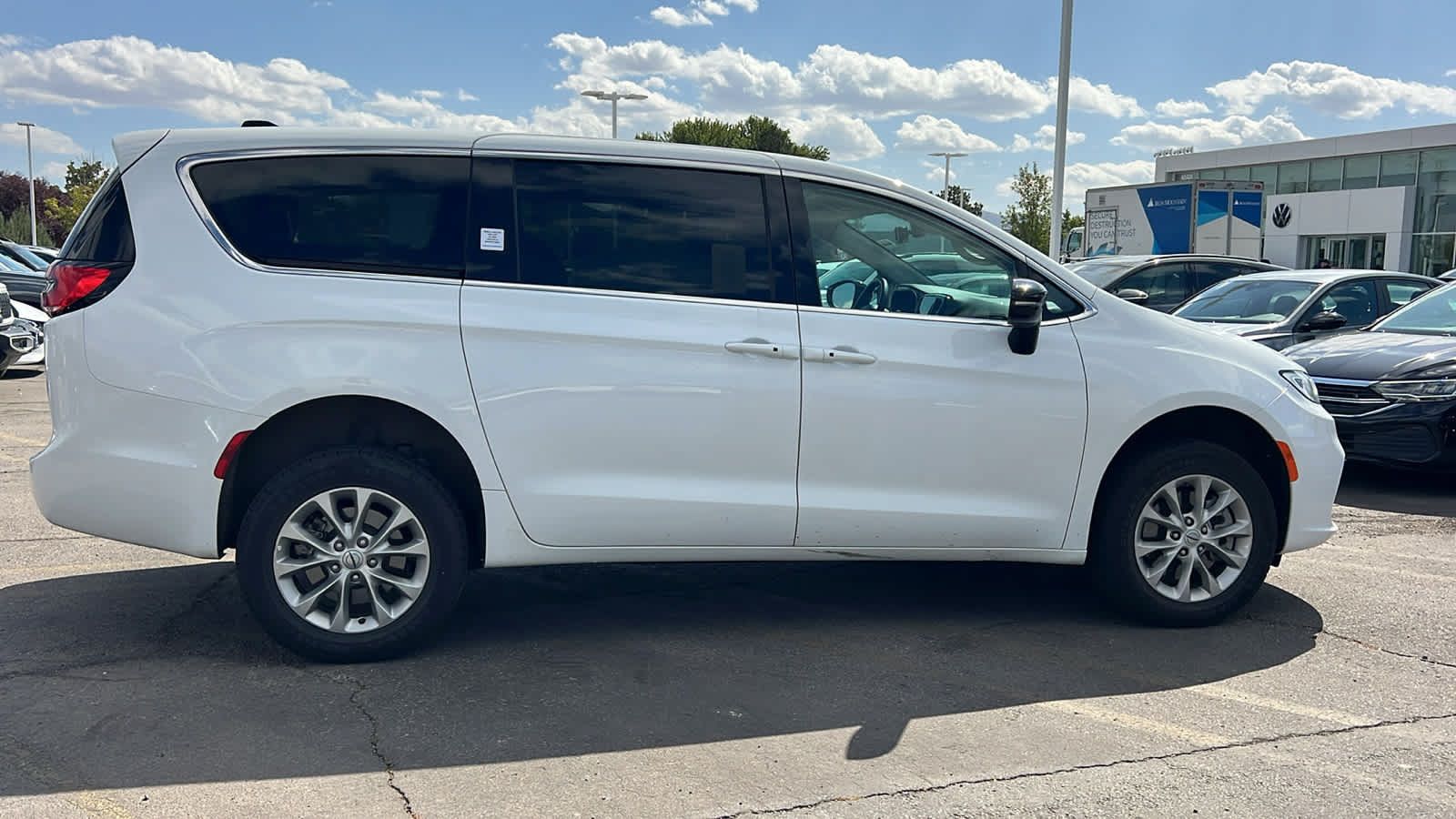 Used 2024 Chrysler Pacifica Touring-L AWD/4WD image 4