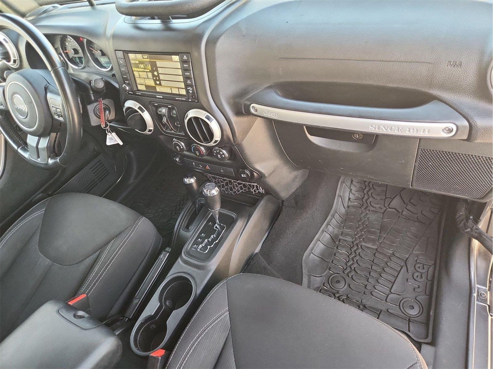 Used 2017 Jeep Wrangler Unlimited Rubicon w/ Connectivity Group AWD/4WD image 25