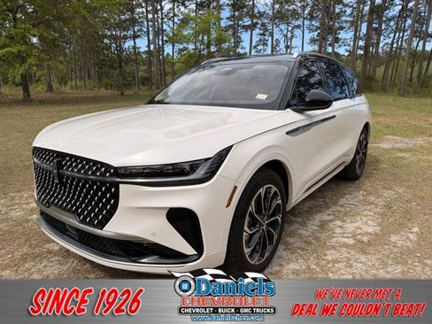 Used 2025 Lincoln Nautilus Reserve image 1