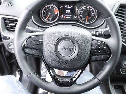 Used 2019 Jeep Cherokee Latitude Plus FWD image 19