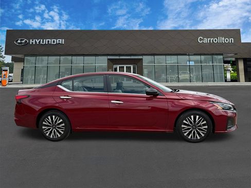 Used 2025 Nissan Altima 2.5 SV FWD image 4