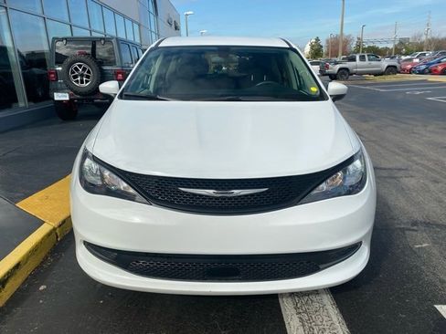 Used 2022 Chrysler Voyager LX image 3