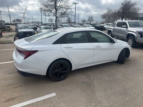 Used 2022 Hyundai Elantra Blue image 3