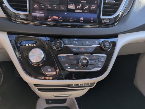 Used 2024 Chrysler Pacifica Touring-L FWD image 24
