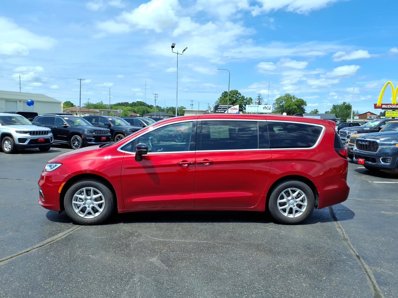 Used 2026 Chrysler Pacifica Select FWD image 7